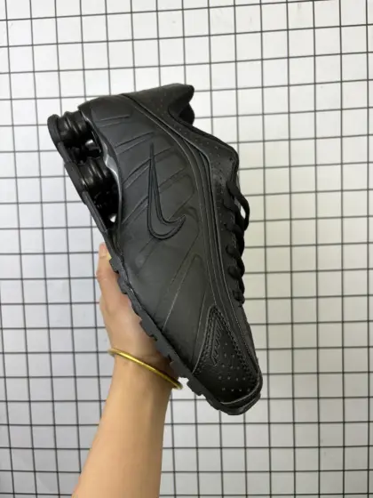 耐克 Nike Shox R4 科技感运动鞋.金属质感鞋面 + 超大气柱 球鞋!Nike Shox R4上脚超炫酷Nike Shox R4十年经典鞋款,复古与现代的完美融合,款结合了现代设计与复古元素的运动鞋,真的是让人眼前一亮!它不仅拥有现代设计的时尚感,还融入了复古元素,简直是时尚与经典的完美结合.🔧 采用Shox技术,由支撑性圆柱体组成的缓震系统,为你的双脚提供出色的缓冲效果.穿上它,仿佛置身于太空服和宇航装备的环绕之中,线条流畅,激光穿孔设计,仿佛随时都能以助推前进的姿态带你飞向未来. 货号: BV1111 编码:699